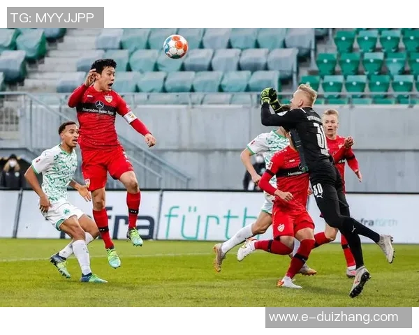 沙尔克04与费雷堡激战正酣谁将赢得德甲赛场的荣耀之战